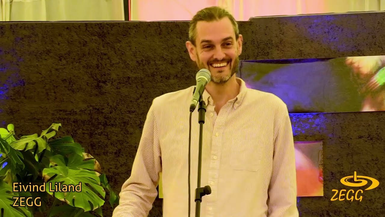 Vorschaubild: Eivind während des Vortrags Scham und Wirklichkeit, ZEGG-Pfingstfestival 2025